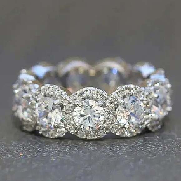 HOST PICK 👌😍Gorgeous Diamond Band Ring - Picture 1 of 5